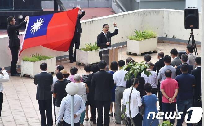 14일 (현지시간) 파나마가 중국과 공식 수교하고 대만과 외교관계를 단절한 가운데 파나마시티의 대만 대사관에서 대만 국기인 청천백일기 하강식이 열리고 있다. © AFP=뉴스1 © News1 우동명 기자(사진은 기사 내용과 무관함