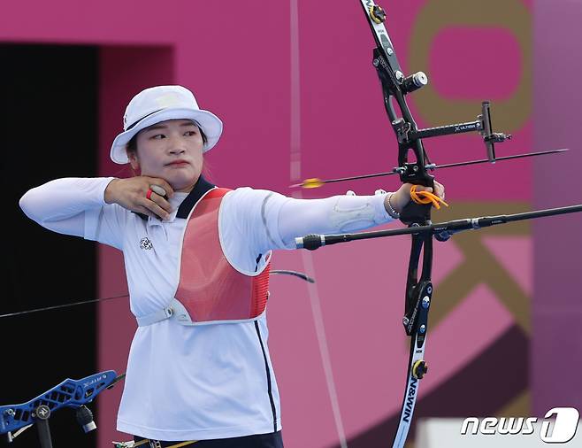 양궁 강채영이 25일 일본 도쿄 유메노시마 공원 양궁장에서 열린 2020 도쿄올림픽 양궁 여자단체전 8강 경기에서 활을 쏘고 있다. 2021.7.25/뉴스1 © News1 송원영 기자