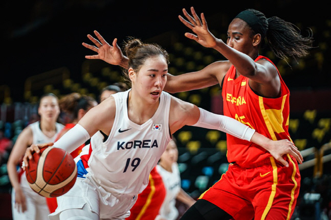 대한민국 여자농구 대표팀 박지수(왼쪽)가 지난 26일 사이타마 슈퍼아레나에서 열린 스페인 전에서 공격을 시도하고 있다. 제공|FIBA