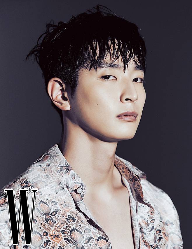 Jinwoon has released a picture of chic charm.Jinwoon, who had screen hazing with the movie I only see you released on the 21st, showed off his sexy charisma through the fashion magazine <W.> Korea August issue.Jinwoon perfectly digested black suits, leather pants and a distinctive patterned shirt.It is a chilling horror movie that I only see in the interview, but it is a movie that can be enjoyed by laughing and laughing because of the constant appearance of ridiculous puns, he said.star* Star receives a report related to entertainers and entertainment workers.Please call me anytime. Thank you.