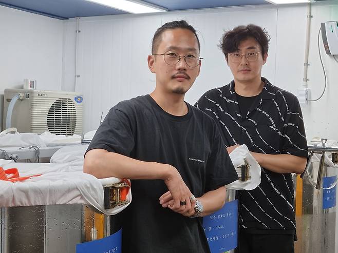 한강주조 고성용 대표(왼쪽), 이상욱 이사는 술 좋아하는 사회친구로 만나, 전통술 양조장을 공동으로 창업했다. /박순욱 기자