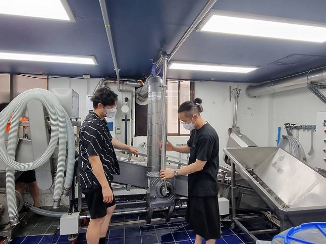 한강주조 이상욱 이사(왼쪽), 고성용 대표가 고두밥 냉각기를 점검하고 있다. /박순욱 기자