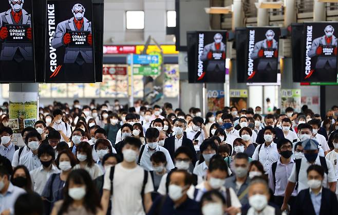 하계올림픽이 열리고 있는 일본 수도 도쿄의 시나가와역에서 28일 신종 코로나바이러스 감염증(코로나19) 예방 마스크를 쓴 시민들이 역 구내를 걸어가고 있다./도쿄 로이터=연합뉴스 제공