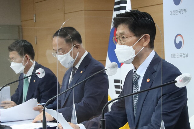 노형욱 국토교통부 장관이 28일 정부서울청사 브리핑실에서 부동산 관계부처 합동브리핑을 하고 있다. 왼쪽부터 은성수 금융위원장, 홍남기 경제부총리 겸 기재부 장관, 노형욱 장관. 연합뉴스