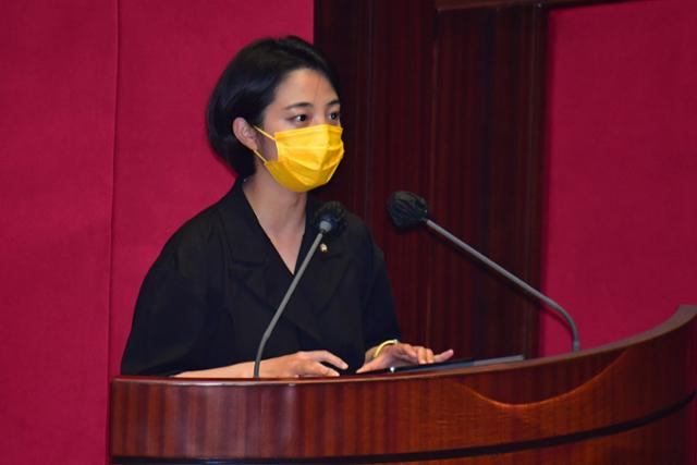 류호정 정의당 의원이 지난 1일 국회 본회의에서 '소상공인 보호 및 지원에 관한 법률 개정안'에 대해 토론하고 있다. 연합뉴스