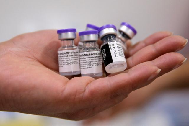 미국 제약사 화이자와 독일 생명공학기업 바이오엔테크가 공동 개발한 신종 코로나바이러스 감염증 백신. AFP 연합뉴스 자료사진