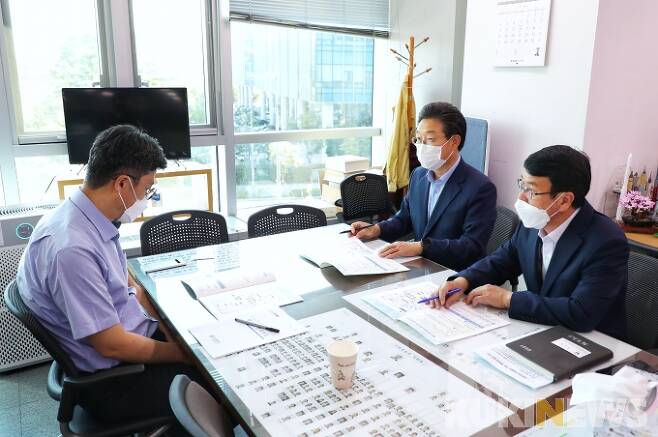 김홍장 당진시장이 기획재정부 허승철 국토교통예산과장(왼쪽)을 만나 지역 현안사업에 대해 설명하는 모습.