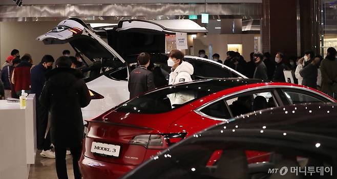 테슬라 코리아가 13일 서울 영등포구 롯데백화점 영등포점에서 '모델 Y'를 국내 최초공개한 가운데 시민들이 차량을 살펴보고 있다. /사진=김휘선 기자 hwijpg@