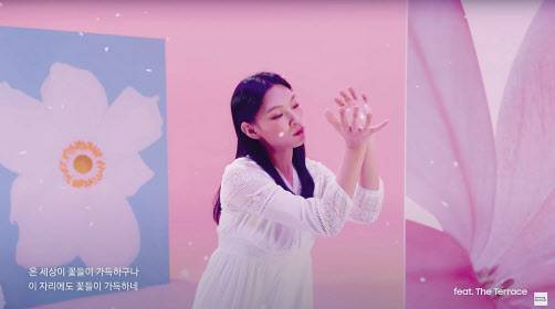 삼성전자 광고 속 지후트리의 수어 퍼포먼스