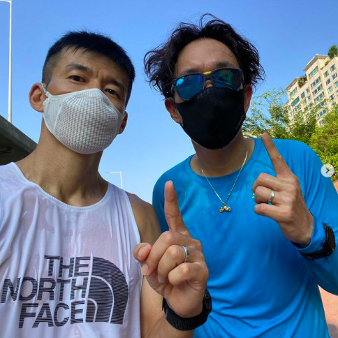 Singer Sean has released a photo of donation certification with broadcaster Jang Sung-kyu.Sean wrote on his Instagram on the afternoon of the 28th, Sean X Jang Sung-kyu 815 Run Practice Run / July 28th Sunshine-kyu Finally Running Initiation / 8.15km Hanging up the sweat and muscular pain without giving up / Jang Sung-kyu / I will look forward to seeing a runlin growing steadily every day I posted a picture.The photo shows Sean and Jang Sung-kyu sweating after practice, and they are wearing masks and holding up their fingers and making a confident look.Meanwhile, Sean is a public relations ambassador for 2021 Virtual 815 Run. 2021 Virtual 815 Run is a donation run that supports the descendants of independent beneficiaries.Sean Instagram