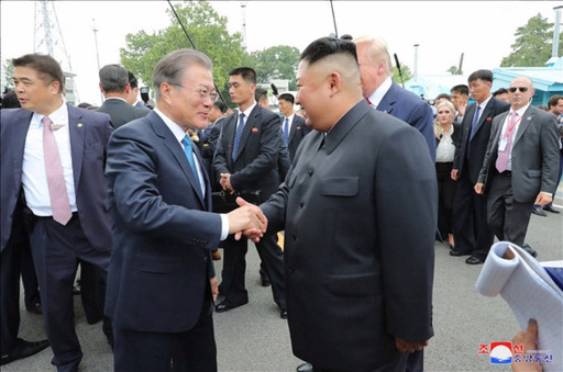 문재인 대통령과 김정은 북한 국무위원장이 2019년 6월 30일 판문점 공동경비구역(JSA)에서 악수하는 모습. 연합뉴스