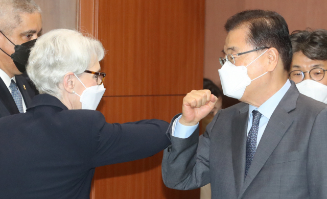 정의용(오른쪽) 외교부 장관이 지난 22일 서울 외교부를 방문한 셔먼 미 국무부 부장관과 인사하고 있다. /연합뉴스