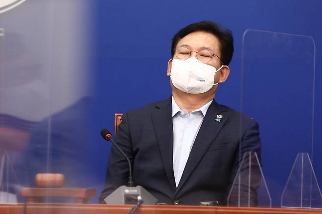 송영길 더불어민주당 대표가 28일 오전 국회에서 열린 최고위원회의에서 참석자 발언을 듣고 있다. ⓒ연합뉴스