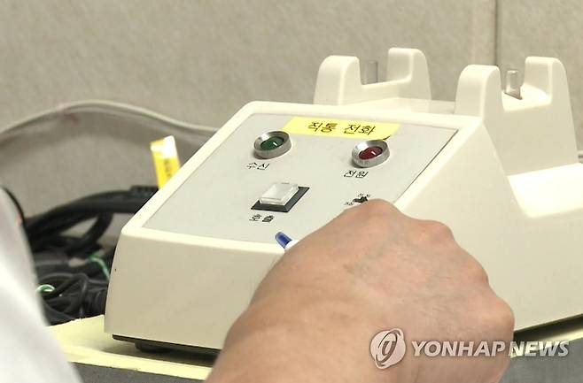 북측과 통화하는 통일부 연락대표 (서울=연합뉴스) 남북 간 통신연락선이 복원된 27일 오전 통일부 연락대표가 서울 남북공동연락사무소에 설치된 남북 직통전화로 북측과 통화하고 있다. 2021.7.27 [통일부 제공. 재판매 및 DB금지] photo@yna.co.kr