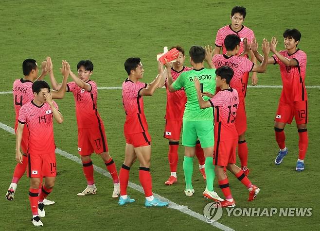 [올림픽] '8강이다!' (요코하마=연합뉴스) 류영석 기자 = 28일 요코하마 국제경기장에서 열린 도쿄올림픽 남자축구 조별리그 B조 3차전 대한민국 대 온두라스의 경기가 끝난 뒤 승리한 한국 선수들이 기뻐하고 있다. 2021.7.28 ondol@yna.co.kr