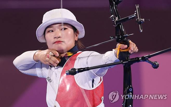 [올림픽] '10점을 향해 쏴라' (도쿄=연합뉴스) 이지은 기자 = 올림픽 양궁대표팀 강채영이 28일 일본 도쿄 유메노시마공원 양궁장에서 열린 도쿄올림픽 여자 개인전 32강에서 우크라이나의 베로니카 마르첸코를 상대로 경기를 펼치고 있다. 강채영은 7-1(27-26 29-28 29-29 28-24)로 이겨 16강에 진출했다. 2021.7.28 jieunlee@yna.co.kr