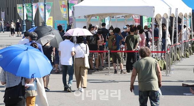 지난 25일 오전 서울역광장에 마련된 임시선별검사소에서 시민들이 줄 서서 기다리고 있다. (사진=이데일리)