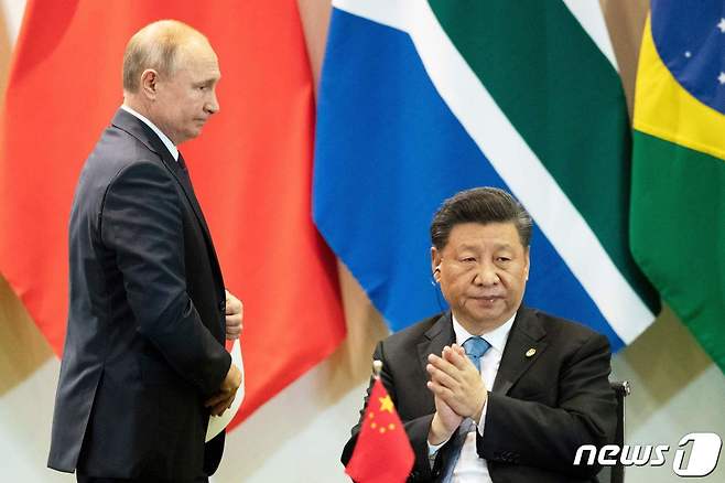 2019년 11월 브라질 브라질리아에서 열린 브릭스(BRICS) 정상회의에서 만난 블라디미르 푸틴 러시아 대통령과 시진핑 중국 국가주석. © AFP=뉴스1