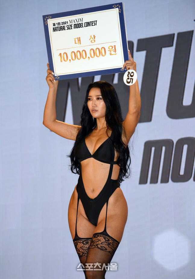 ‘맥심 내추럴 사이즈 모델 콘테스트’에서 우승한 모델 썬비키가 1000만원의 상금을 받고 기뻐하고 있다. 이주상기자 rainbow@sportsseoul.com