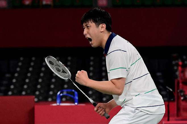 South Korea's Heo Kwang-hee celebrates his victory over Japan's Kento Momota in their men's singles badminton group stage match during the Tokyo 2020 Olympic Games at the Musashino Forest Sports Plaza in Tokyo on July 28, 2021. (Photo by Pedro PARDO / AFP)<저작권자(c) 연합뉴스, 무단 전재-재배포 금지>