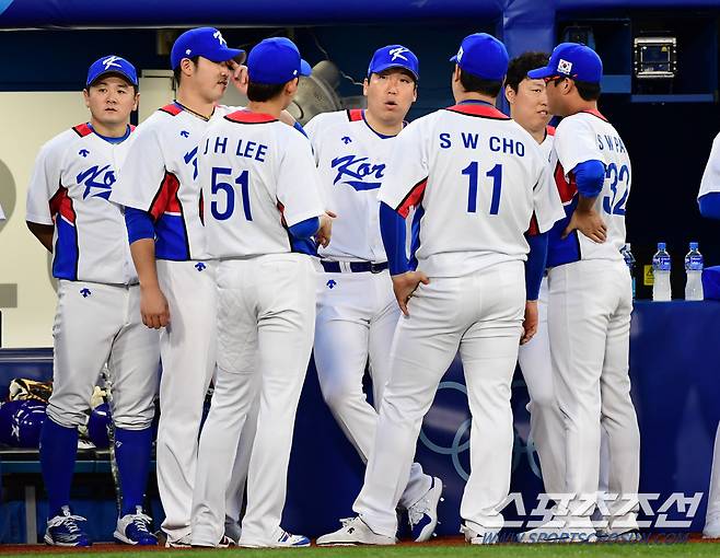 2020 도쿄올림픽 야구 오프닝 라운드 B조 대한민국과 이스라엘의 경기가 29일 요코하마 베이스볼 경기장에서 열릴 예정이다. 경기전 한국 김현수가 동료들과 이야기를 나누고 있다.  요코하마=최문영 기자 deer@sportschosun.com /2021.07.29/