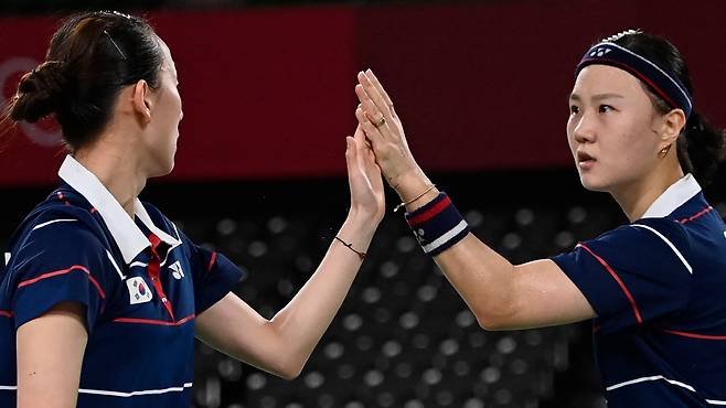 South Korea's Shin Seung-chan (R) reacts after a point with South Korea's Lee So-hee in their women's doubles badminton group stage match against China's Li Yinhui and China's Du Yue  during the Tokyo 2020 Olympic Games at the Musashino Forest Sports Plaza in Tokyo on July 27, 2021. (Photo by Alexander NEMENOV / AFP)<저작권자(c) 연합뉴스, 무단 전재-재배포 금지>