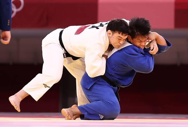 조구함이 29일 일본 도쿄 부도칸(武道館)에서 열린 유도 남자 100kg급 결승에서 일본의 에런 울프를 상대로 업어치기를 시도하고 있다. /연합뉴스