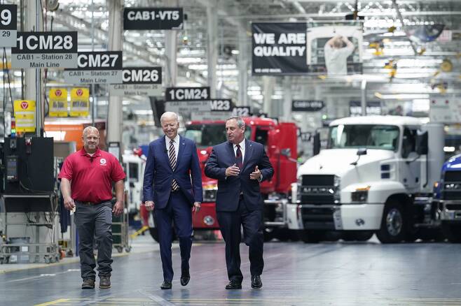조 바이든 미국 대통령이 2021년 7월 28일 미국 펜실베이니아주의 맥 트럭 공장을 방문해 관계자들과 대화를 나누고 있다. /AP 연합뉴스