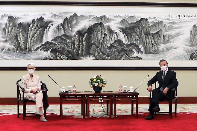 왕이 중국 외교부 부장과 웬디 셔먼 미국 국무부 부장관이 2021년 7월 26일 톈진에서 만나 회담을 한 뒤 기념 촬영을 하고 있다. /미 국무부