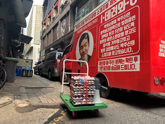 29일 10시 25분쯤 서울 종로구 우미관 옛 터 골목에 차량 3대가 윤석열 전 검찰총장의 아내 김건희씨를 비방하는 내용의 벽화를 막고 있다. 벽화를 막아 선 김모(49)씨는 "벽화를 막은 게 아니라 개인적으로 계란을 팔기 위해 온 것"이라고 주장하고 있다. /송복규 기자