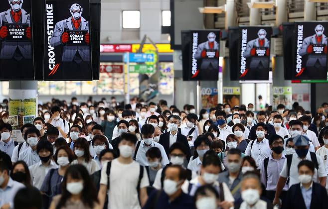 하계올림픽이 열리고 있는 일본 수도 도쿄의 시나가와역에서 지난 7월 28일 마스크를 쓴 시민들이 역 구내를 걸어가고 있다. /연합뉴스
