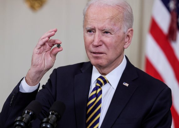 조 바이든 미국 대통령이 지난 2월 24일 워싱턴DC 백악관에서 반도체 칩을 들고 세계적인 반도체 부족 문제에 대해 연설하고 있다.로이터뉴스1