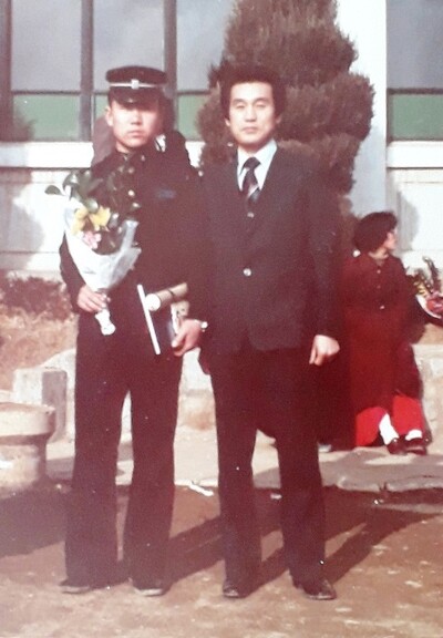 중학교 졸업식 때 나란히 기념사진을 찍은 필자(왼쪽)와 부친 오재만님. 오성근 주주통신원 제공