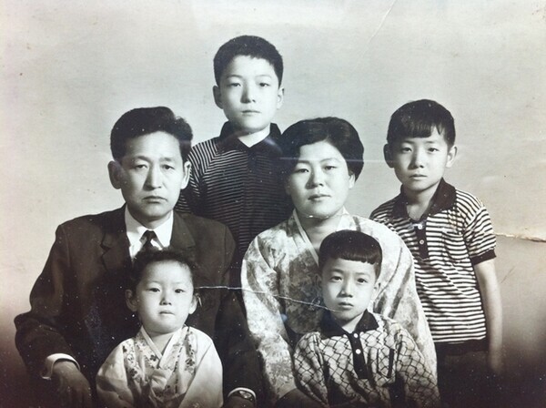 1968년 부모님과 3남1녀 함께한 가족 사진, 앞줄 오른쪽이 8살 무렵의 필자. 박효삼 주주통신원 제공