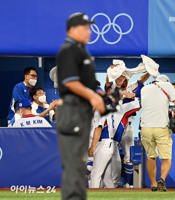 2020 도쿄올림픽 야구 B조 조별리그 대한민국 대 이스라엘 경기가 29일 일본 요코하마 스타디움에서 펼쳐졌다. 한국 김현수가 7회말 무사 동점 솔로홈런을 날린 후 더그아웃에서 하이파이브를 하고 있다.