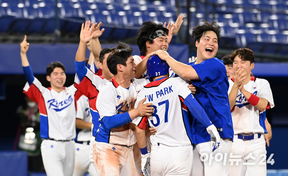 2020 도쿄올림픽 야구 B조 조별리그 대한민국 대 이스라엘 경기가 29일 일본 요코하마 스타디움에서 펼쳐졌다. 한국 야구대표팀이 연장 10회말 2사 만루 양의지가 몸에 맞는 볼로 끝내기 타점을 올리며 6-5로 승리를 거두자 기뻐하고 있다.