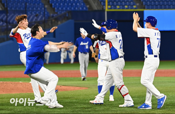 2020 도쿄올림픽 야구 B조 조별리그 대한민국 대 이스라엘 경기가 29일 일본 요코하마 스타디움에서 펼쳐졌다. 한국 야구대표팀이 연장 10회말 2사 만루 양의지가 몸에 맞는 볼로 끝내기 타점을 올리며 6-5로 승리를 거두자 기뻐하고 있다.