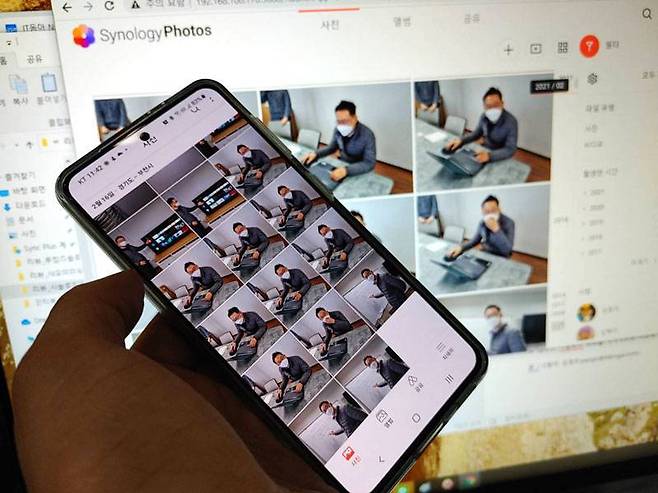 시놀로지 포토 모바일 앱을 이용해 동일한 기능을 이용 가능