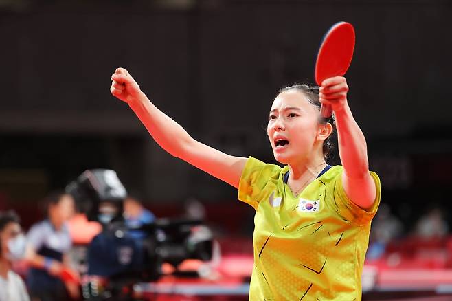 지난 27일 도쿄 시부야시 도쿄 체육관에서 열린 2020 도쿄올림픽 탁구 여자 단식 3라운드에서 대한민국의 전지희 선수가 프랑스의 J. 위안선수를 꺽고 환호성을 지르고 있다. 전지희 선수는 오늘 세트스코어 4:3으로 J. 위안 선수를 이겼다. 도쿄=올림픽사진공동취재단