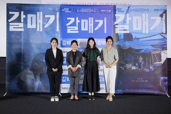 19일 서울 용산 CGV에서 열린 영화 '갈매기' 시사회 후 기자간담회에 (왼쪽부터) 김미조 감독, 주연 오복 역 배우 정애화, 큰딸 역의 고서희, 막내딸 역의 김가빈이 참석했다. 김가빈은 김 감독의 언니로, 이번 영화 출연진 캐스팅 과정에도 참여했다. [사진 영화사 진진]