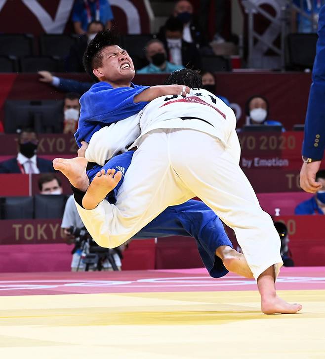 조구함이 29일 일본 도쿄 무도관에서 열린 도쿄올림픽 유도 남자 100 kg급 결승 경기에서 일본 에런 울프에게 안다리 후리기 한판 패를 당하고 있다. 올림픽사진공동취재단