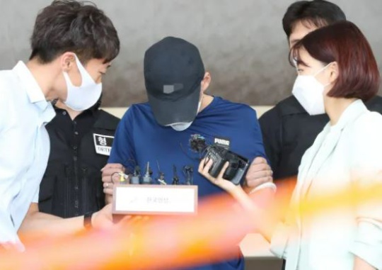 Baek Gwang-seok, arrested and indicted for killing the teenage son of his former girlfriend, is being transferred from the Jeju Dongbu (Eastern) Police Station to the Prosecutors’ Office on July 27. Yonhap News