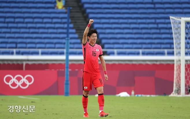 28일 일본 카나가와현 요코하마시 요코하마 국제 종합경기장에서 열린 2020 도쿄올림픽 축구 대한민국 vs 온두라스 경기에서 한국의 황의조 선수가 본인의 두번째 골이자 한국팀의 세번째 골을 성공시킨뒤 주먹을 불끈쥐고 있다. 이준헌 기자