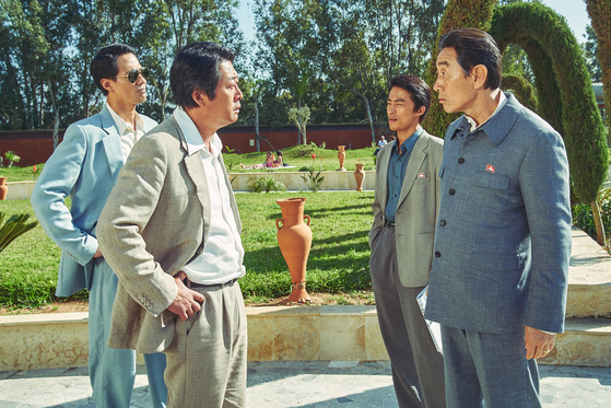 Kim, left, and actor Huh Joon-ho who portrays the ambassador of North Korea to Somalia, briefly meet before the advent of the civil war in Somalia. [LOTTE ENTERTAINMENT]