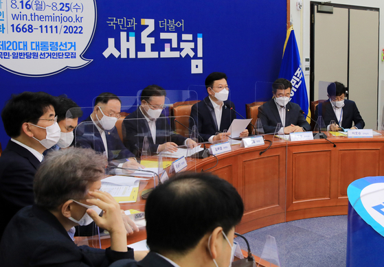Ruling Democratic Party Chairman Song Young-gil, third from right, speaks before a consultative meeting with government officials on relief grants for people suffering from the pandemic. [LIM HYUN-DONG]