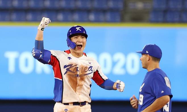 3타점을 때리며 한국 승리의 일등공신이 된 오지환(왼쪽). 사진=연합뉴스