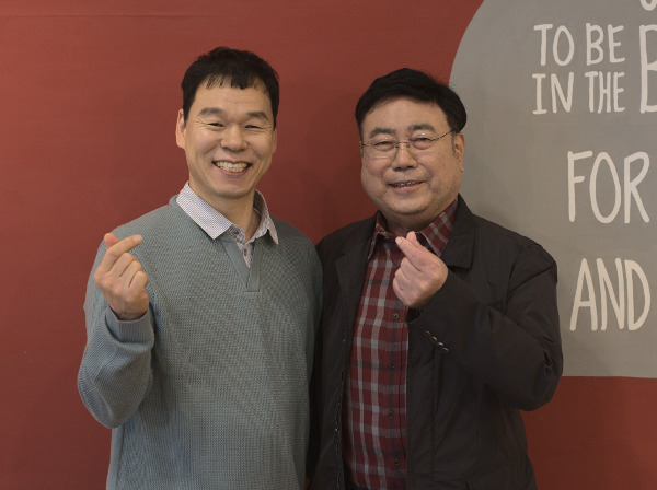 유동부(왼쪽) 대표가 지난해 10월 그의 영적 스승인 김성로 춘천한마음교회 목사님과 함께 찍은 사진.