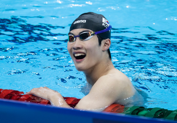 수영 국가대표 황선우가 28일 2020 도쿄올림픽 자유형 100m 준결승 시합에 앞서 일본 도쿄 수영센터에서 훈련 도중 코치와 이야기하다가 환하게 웃음짓고 있다. 황선우는 앞서 자유형 200m 결선에서 아쉽게 7위를 한 뒤에도 주눅들지 않는 당당한 태도로 주목받았다. 황선우뿐 아니라 이번 올림픽에서는 어린 대표 선수들이 성적에 개의치 않고 자신 있는 모습으로 팬들로부터 응원을 받고 있다. 도쿄=김지훈 기자