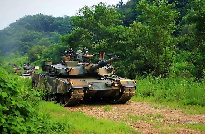 [사진: 육군] 맹훈련 중인 육군 강력한 펀치 제30기갑여단 번개대대 K1A2 전차와 K242A1 장갑차