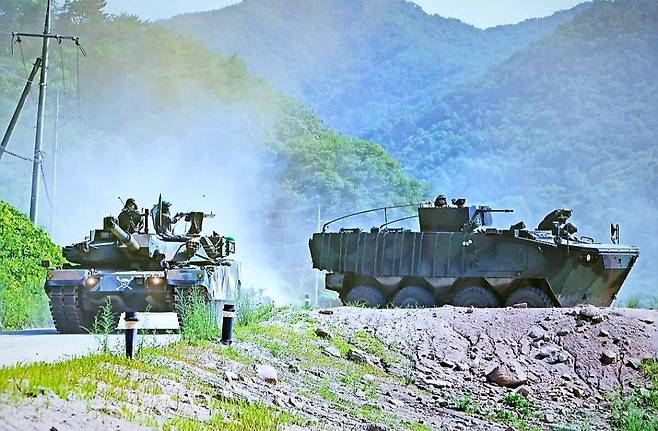 [사진: 육군] 강력한 보병대대를 만들기 위해 도입 중인 우수한 기동력과 도하능력을 가진 미래 기동전력인 K808 차륜형장갑차와 훈련 중인 제3사단 맹호여단 보병대대